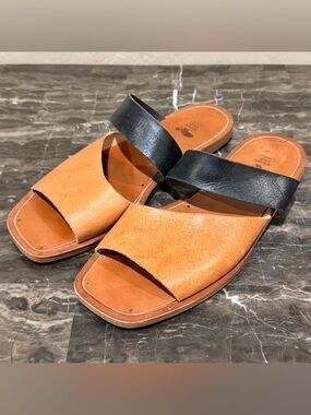 CYDWOQ Two Tone Leather Strappy Flat Sandals